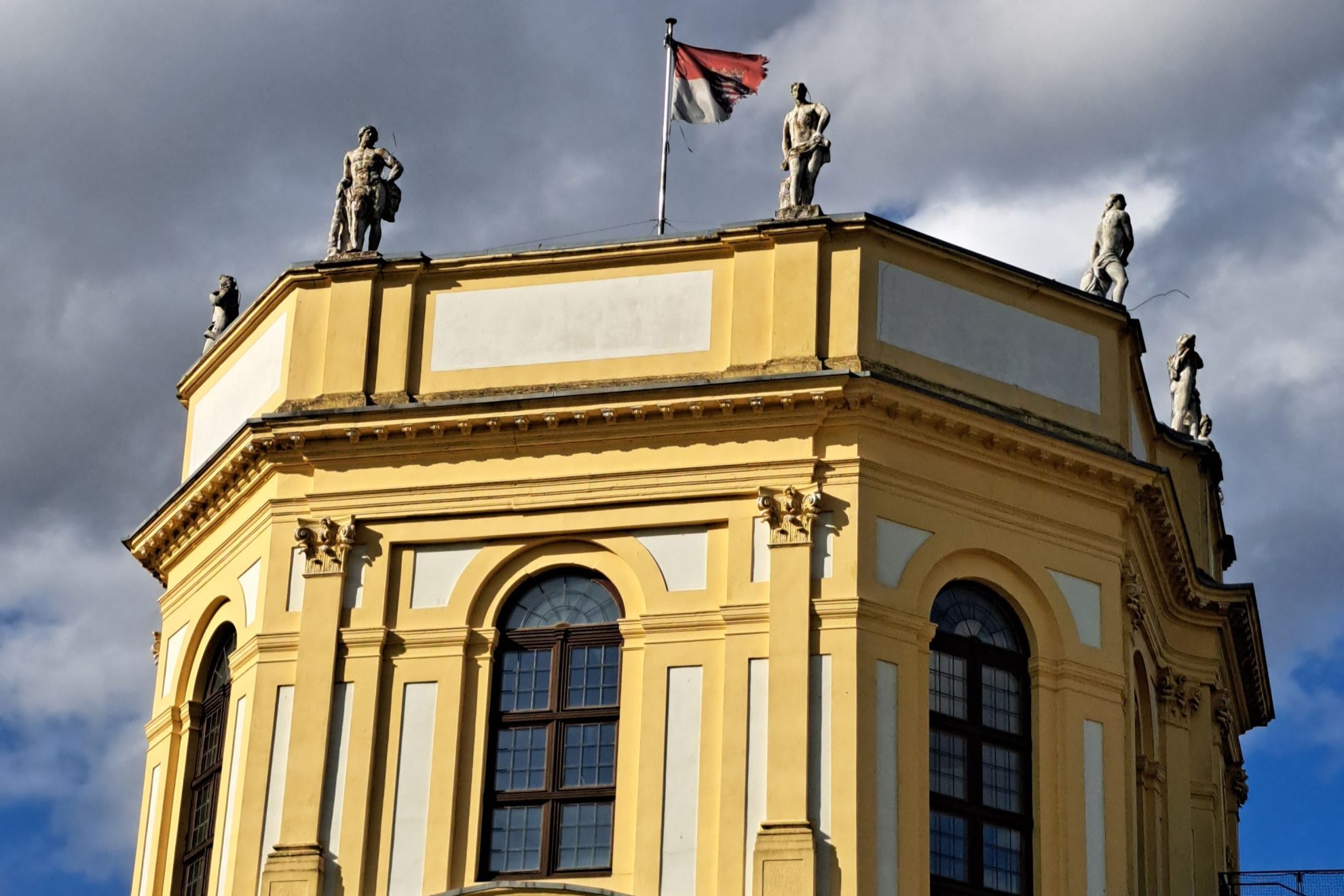 seit Wochen weht über der Orangerie eine zerfetzte Hessische Flagge